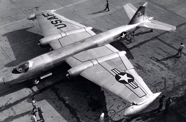 B-57 sở hữu cặp cánh rất lớn, dài đến 19,5m, phần thân dài 20m, cao 4,52m, trọng lượng rỗng 12,2 tấn, trọng lượng tối đa là 24,36 tấn.