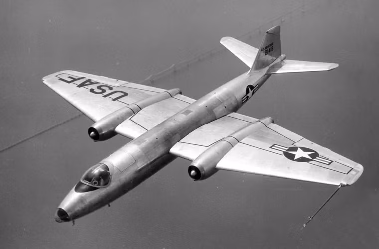 Ngoài “pháo đài bay” B-52, ít ai biết rằng trong Chiến tranh Việt Nam, Không quân Mỹ còn triển khai một vài “anh em” máy bay ném bom Boeing B-52. Điển hình trong số được triển khai rộng rãi là máy bay ném bom B-57 Canberra. Khoảng 403 chiếc đã được Mỹ sản xuất từ giữa những năm 1950 và chủ yếu phục vụ trong Không quân Mỹ và 2-3 nước đồng minh.