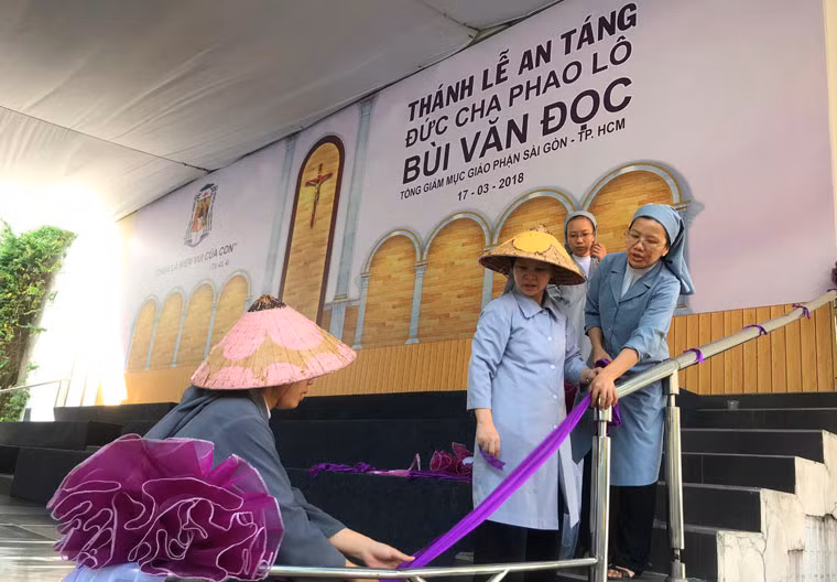 Các quý Sơ tại Trung tâm Mục vụ đang tất bật chuẩn bị cho việc an táng Đức Tổng giám mục Phaolô Bùi Văn Đọc.