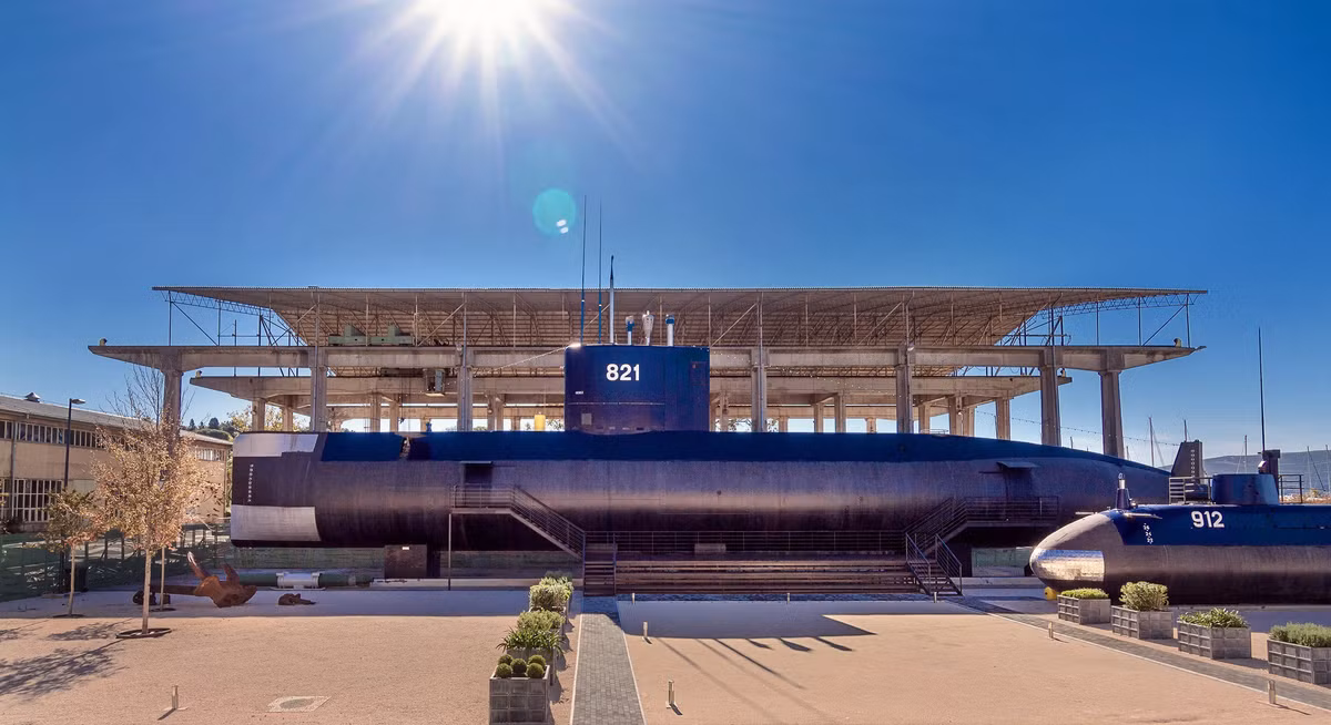 Hệ thống động lực của tàu gồm 2 động cơ diesel Sulzer có công suất 1.600 mã lực (1.200 KW) và 2 động cơ điện công suất 1.560 mã lực (1.160 KW).