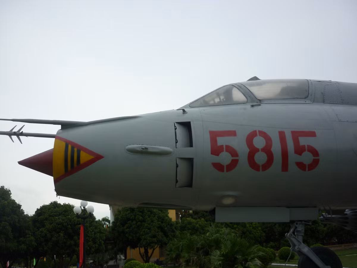 Dieu it biet ve may bay Su-22 cua Viet Nam-Hinh-2