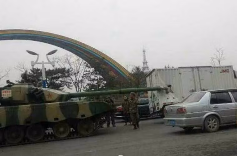 Mạng Sina cuối tuần qua đăng tải hình ảnh tai nạn hi hữu – xe tăng Type 96A của Quân đội Trung Quốc đâm thủng đít ô tô tải ở thành phố Cát Lâm.