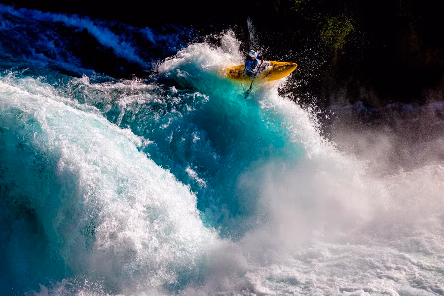 Một VĐV "cưỡi" trên thác Huka ở Taupō, New Zealand cho thấy con người thật nhỏ bé trước đại dương.
