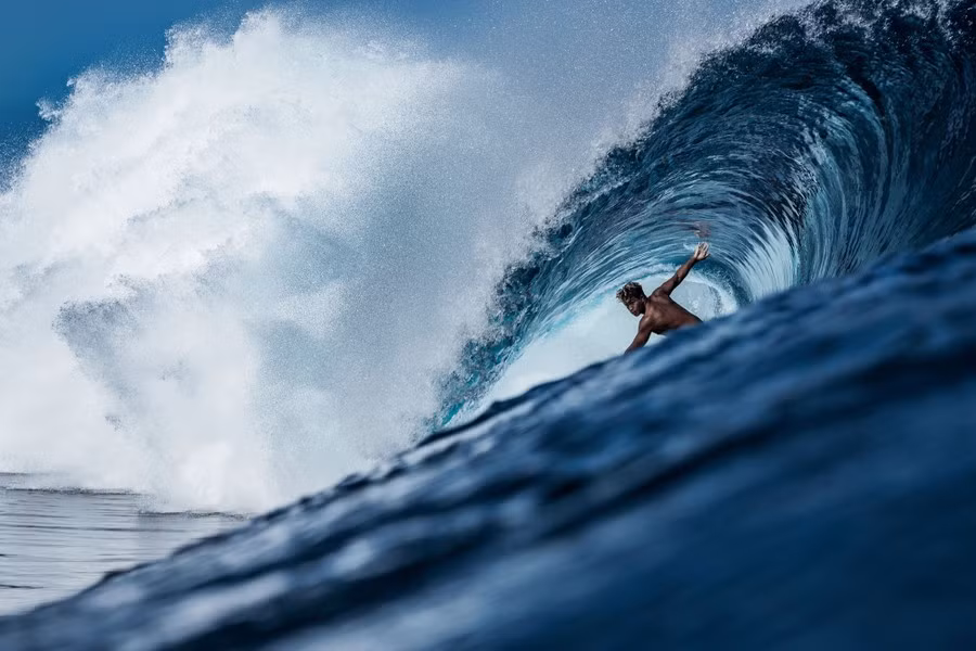 Bức ảnh này của vận động viên lướt ván Haumana O'Connor được chụp ở ở Tahiti. Con sóng được gọi là Teahupo'o, thoạt nhìn thì có vẻ nhỏ bé và bạn sẽ không thể thấy nó đáng sợ đến mức nào cho đến khi trải nghiệm.