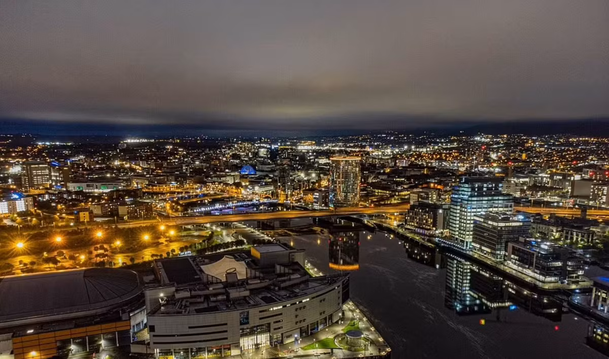 Cảnh đêm với ánh đèn điện lung linh ở Belfast, phản chiếu xuống mặt sông Lagan - một trong những hình ảnh chụp bởi máy bay không người lái. Ảnh: Dailymail