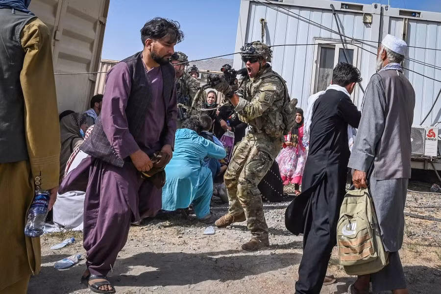 Giữa tháng 8, Mỹ rút các binh sĩ cuối cùng khỏi Afghanistan, lực lượng Taliban mau chóng chiếm phần lớn quốc gia này. Đám đông hoảng loạn tràn đến sân bay, tuyệt vọng rời khỏi đất nước trước khi Taliban hoàn tất việc tiếp quản.