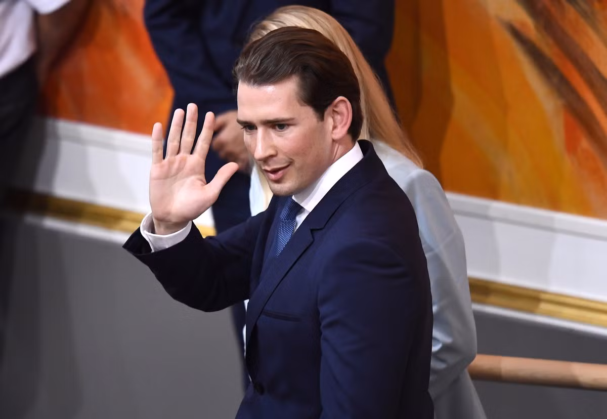Ông Sebastian Kurz là Thủ tướng thứ 25 của nước Áo và cũng là người đứng đầu trẻ nhất thế giới ở tuổi 35. Từ năm 2011 tới 2017 ông là chủ tịch đoàn thanh niên OVP và từ năm 2016 là chủ tịch trường chính trị OVP. Hiện tại ông đang nhận 328.600 USD/năm với tư cách là Thủ tướng, gấp khoảng 6 lần mức lương trung bình của công dân Áo.