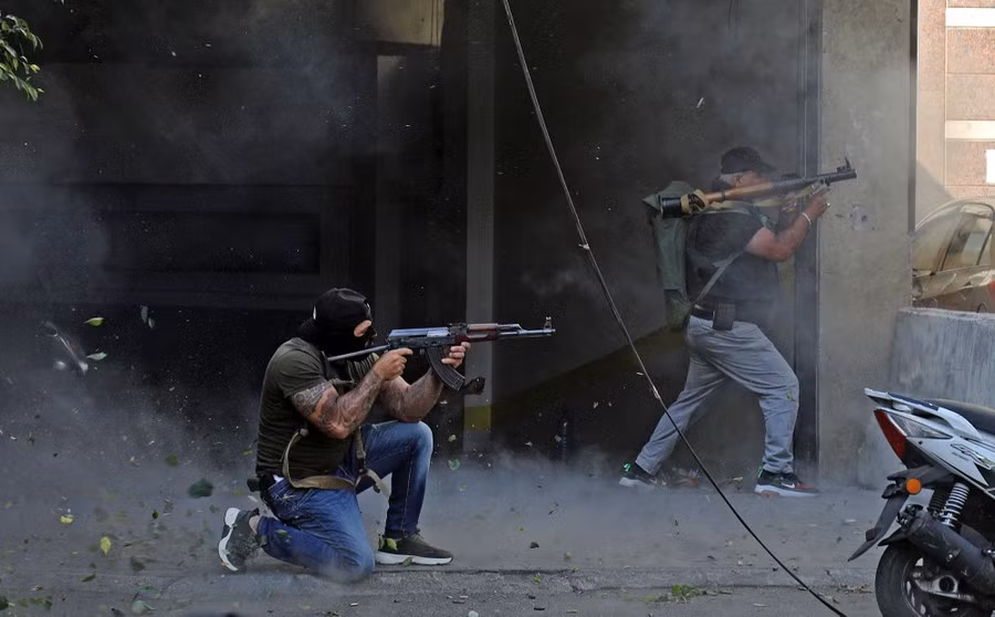Các chiến binh người Shiite từ Hezbollah và Phong trào Amal trang bị súng trường và súng phóng lựu phóng tên lửa trong các cuộc đụng độ ở khu vực Tayouneh, ngoại ô phía nam Beirut. Cuộc nổ súng đã khiến nhiều nạn nhân thiệt mạng và hàng chục người bị thương.