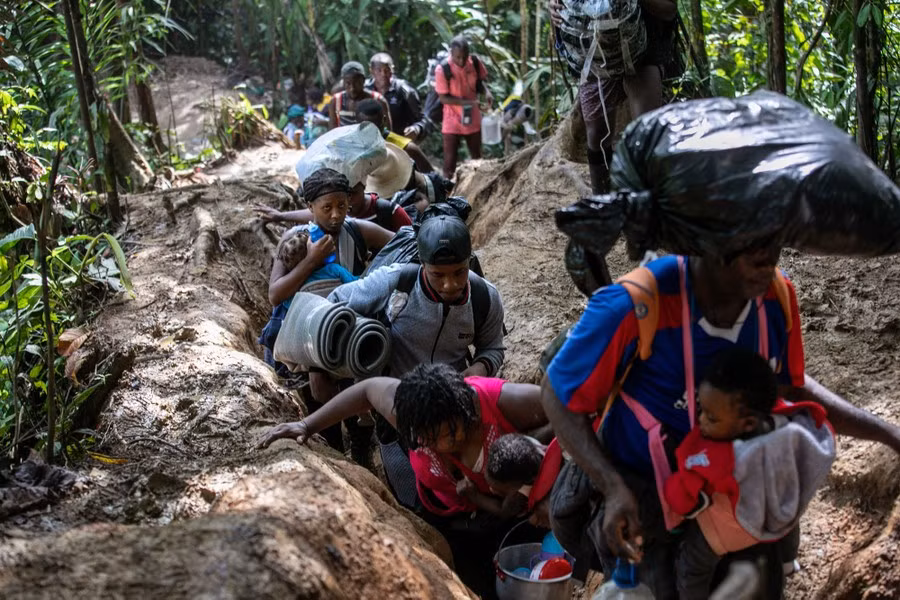 Đoàn người di cư, hầu hết từ Haiti, đi qua Darién Gap trên đường đến biên giới Mỹ vào tháng 10/2021. Chuyến đi xuyên rừng nhiệt đới có thể kéo dài đến một tuần và được coi là đoạn đường nguy hiểm nhất đối với những người di cư từ Nam Mỹ đến Mỹ.