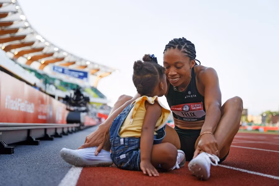 Vận động viên Allyson Felix ăn mừng với con gái Camryn sau khi về nhì trong trận chung kết 400m nữ ở Eugene, Oregon, Mỹ.