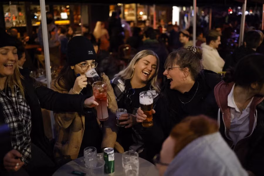 Thực khách thưởng thức đồ uống tại các bàn bên ngoài quán bar ở khu vực Soho của London, Anh. Đây là thời điểm tháng 4 khi các hạn chế về đại dịch đã được nới lỏng trên toàn nước Anh.
