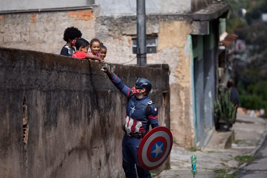 Sĩ quan cảnh sát Everaldo Pinto hóa trang thành siêu anh hùng Captain America khuyến khích trẻ em tự bảo vệ mình trong đại dịch COVID-19 ở Petropolis, bang Rio de Janeiro, Brazil.