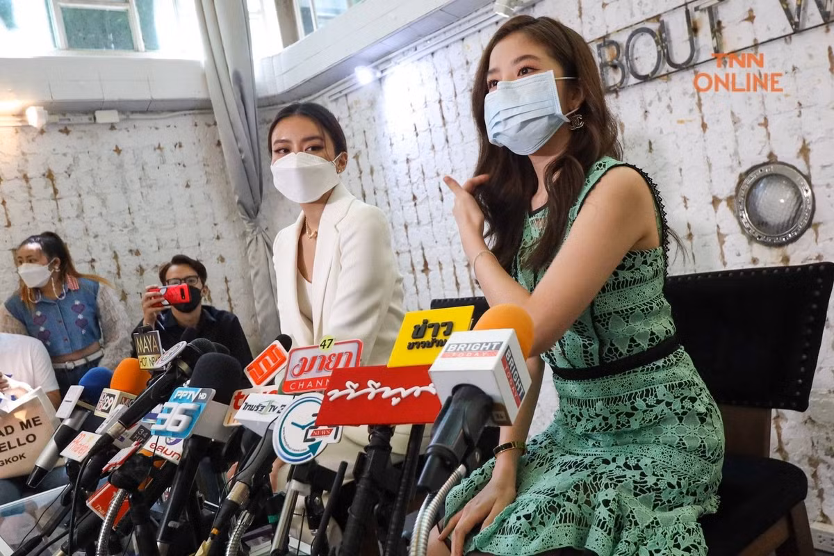 Cơn ác mộng bị quay lén lúc thay đồ của các sao - Hình 4 Con ac mong bi quay len luc thay do cua cac sao-Hinh-4