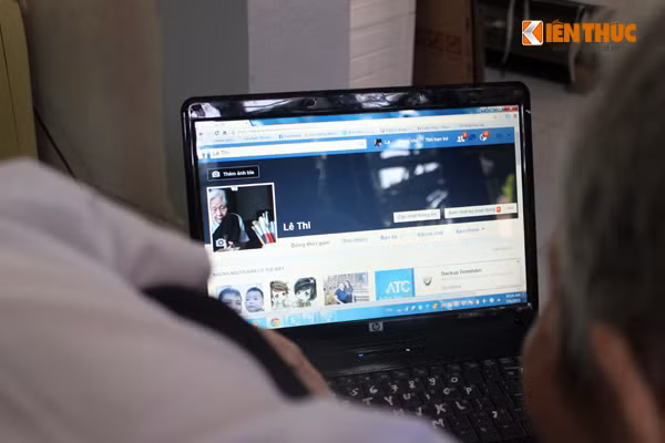 "Trước đây tôi có dùng tài khoản Yahoo để nói chuyện với bạn bè nhưng sau đó mọi người chuyển hết sang dùng Facebook nên tôi có nhờ cháu hướng dẫn, một thời gian là biết sử dụng", cụ Thi nói.