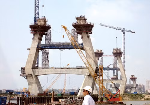 Thi công chân trụ tháp trên cầu chính sử dụng hệ thống ván khuôn trượt và thanh chống. Phần cầu chính cầu Nhật Tân bao gồm 5 trụ tháp từ P12 đến P16.