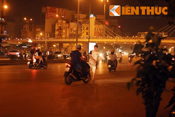 Ghi nhận của PV, khoảng 20-21h các nam thanh niên đứng ra đường vẫy, chặn đầu xe máy của người dân diễn ra nhộn nhịp nhất. Bên cạnh những chiếc xe máy đi chậm, nhiều xe máy khác đang lưu thông với tốc độ nhanh và nguy hiểm họ vẫn lao ra bắt cho bằng được.