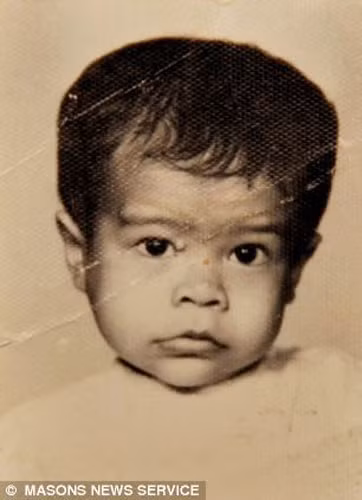 Suzanne Hook là một trong những trẻ Việt lai đầu tiên sang Anh theo diện Babylift năm 1972. Cô là con của binh sĩ Mỹ da màu với một phụ nữ Việt và được sinh ra trong chiến tranh. Người ta tìm thấy bé gái trong bụi cây năm 1969 ở miền nam Việt Nam và đưa đến trại mồ côi Allambie, nơi cô được đặt tên Thị Hiền. Sau khi Hiền tới Anh, một gia đình đã nhận cô làm con nuôi và đổi tên là Suzanne Hook.