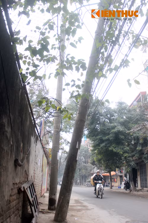 Nhiều cột điện đang trong tình trạng bị siêu vẹo ra phía đường, thậm chí có cột nghiêng đến khoảng 30 độ...