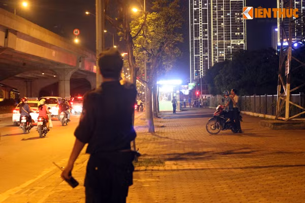 Đặc biệt, khi phát hiện các đối tượng mang theo vũ khí, ma túy, có dấu hiệu phạm tội, lực lượng làm nhiệm vụ sẽ tiến hành khống chế sau đó áp giải các đối tượng cùng tang vật về Phòng CSHS để kiểm tra, xác minh và xử lý theo đúng quy định của pháp luật.