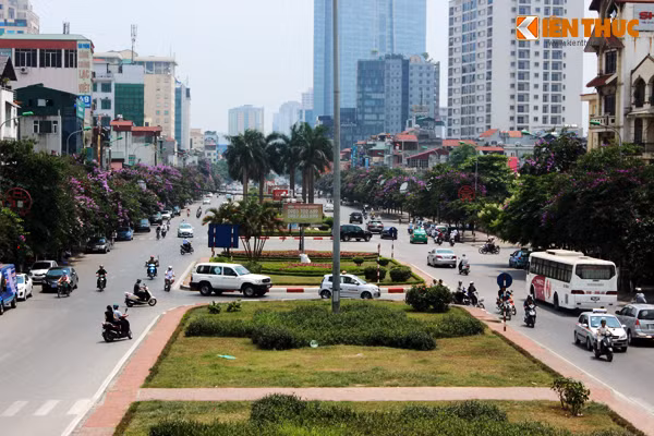 Theo trung tâm dự báo KTTV TW thì những ngày tới nắng nóng vẫn tiếp tục kéo dài ở miền Bắc, người dân Thủ đô vẫn phải tiếp tục tìm cách để "đối phó" với không khí nóng nực, oi bức...