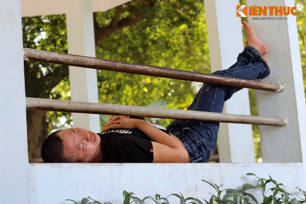 Nhiều nam thanh niên cũng tự tìm cho mình một chỗ mát mẻ để nằm ngủ trong vườn thú Thủ Lệ.