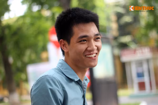 Một nam thí sinh tươi cười và tự tin sau khi bước ra khỏi điểm thi.