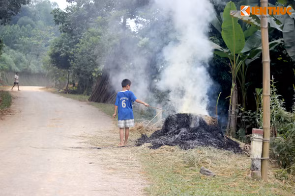 Trong khi các bạn cùng trang lứa sống nơi thị thành đang chào đón Trung thu với không khí vui tươi, rộn ràng thì nhiều em nhỏ ở Kim Bôi, Hòa Bình chỉ biết ra đường nghịch rơm rạ đốt cháy sau vụ gặt như thế này.