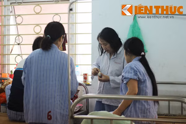 Những khi tỉnh táo, các nữ bệnh nhân rất quan tâm, thương mến nhau. Họ chia cho nhau từng quả trứng gà, trứng vịt...
