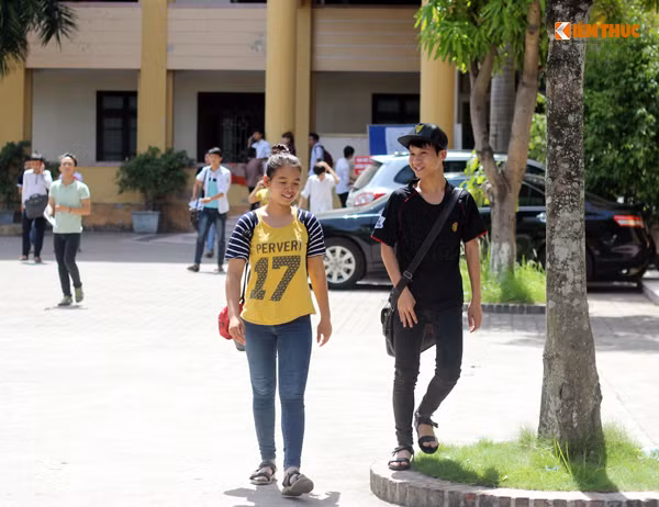 Điều đáng chú ý, các thí sinh bước ra khỏi phòng thi sớm nhất tại cụm thi này chủ yếu là những em học sinh theo học và có sở trường là các môn khối A (Toán, Lý, Hóa) trước đây. Ảnh: Mạnh Hưng.