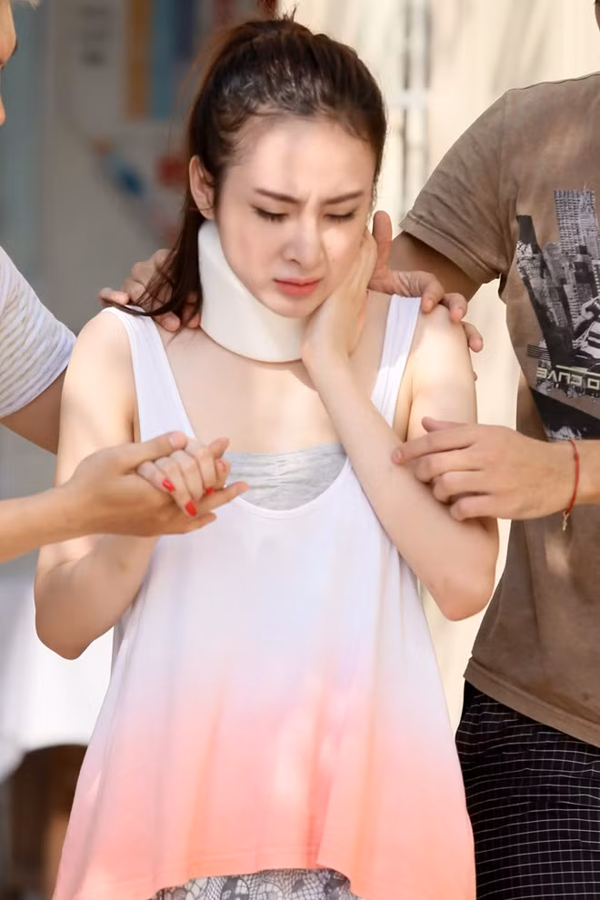 Sau khi kiểm tra, bác sĩ băng vùng cổ để tránh cử động mạnh. Phương Trinh chia sẻ: "Tôi rất buồn khi bị chấn thương đúng thời điểm nước rút. Bác sĩ khuyên không được va chạm, phải ngồi im dưỡng thương nhưng tôi nóng ruột quá. Dù thế nào, tôi phải nỗ lực tập luyện cho đêm thi sắp tới".