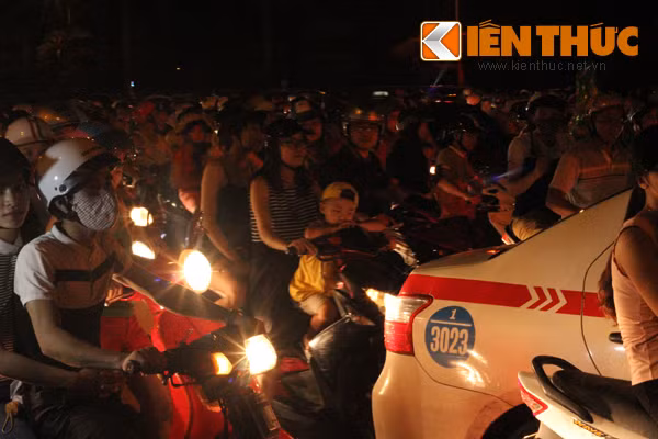 Sau ban phao hoa, duong Ha Noi ket cung-Hinh-3