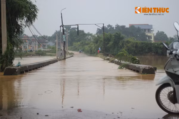 Nhiều đoạn đường nối liền từ quốc lộ vào các thôn ở khu vực này cũng bị nước lũ chảy qua làm tê liệt.