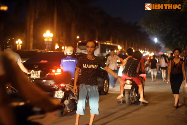 Tối 27/7, khi trận đấu giao hữu Việt Nam - Man City sắp diễn ra, các điểm trông giữ xe xung quanh khu vực SVĐ Mỹ Đình bắt đầu tung người lao hẳn ra đường để chặn đầu xe máy, ô tô chèo kéo khách.