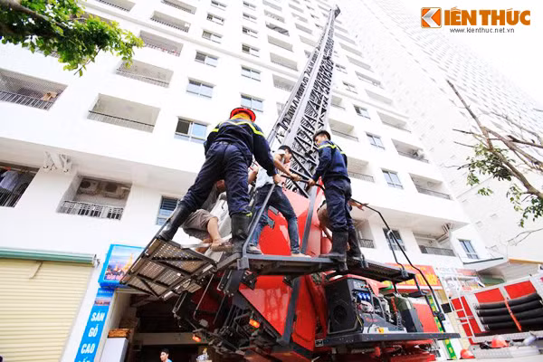Lực lượng PCCC tiếp cận các nạn nhân bằng thang cứu hộ.