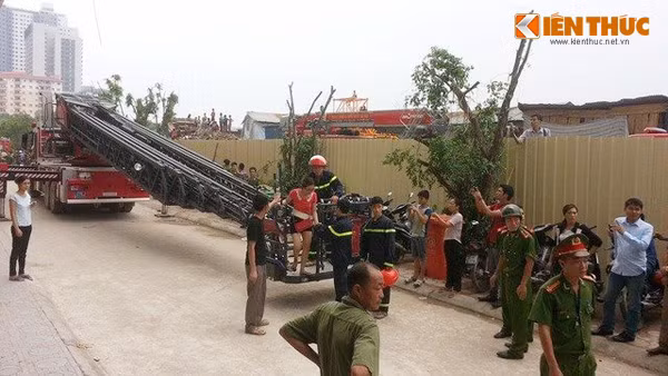 Một phụ nữ được giải cứu ra ngoài.