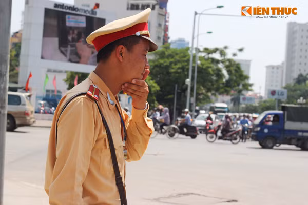 Nắng nóng khiến những giọt mồ hôi rơi trên má, vạt áo ướt sũng nhưng các chiến sỹ CSGT vẫn nhiệt tình với công việc được giao.