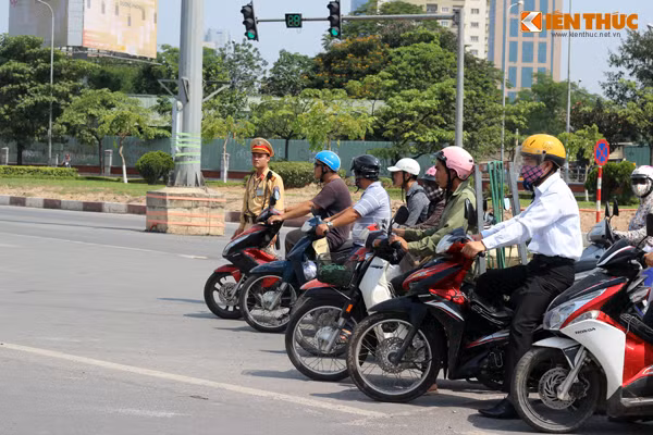 Nhiều người đi đường ái ngại nhìn các CSGT phơi nắng.