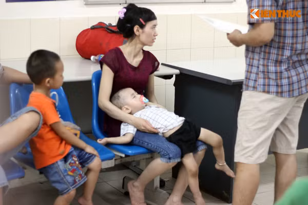 Nhiều em bé khác cũng mệt mỏi, nằm ườn ngay trên chân người thân.