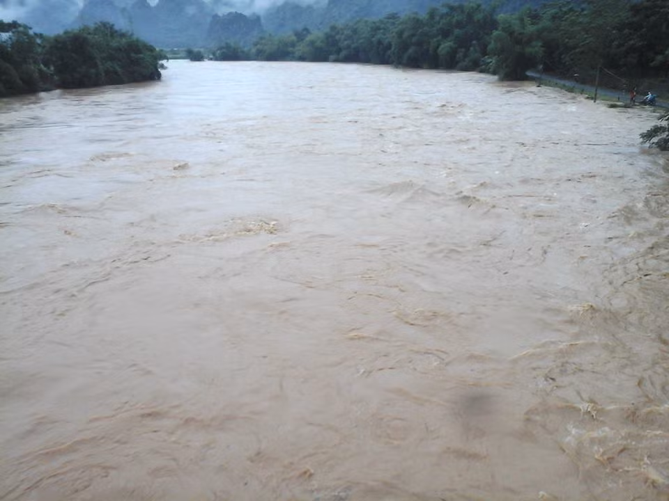 Đến khoảng 12h trưa nay, nước dòng sông Bôi chảy qua cầu Lạng (huyện Kim Bôi) vẫn đang dâng cao.