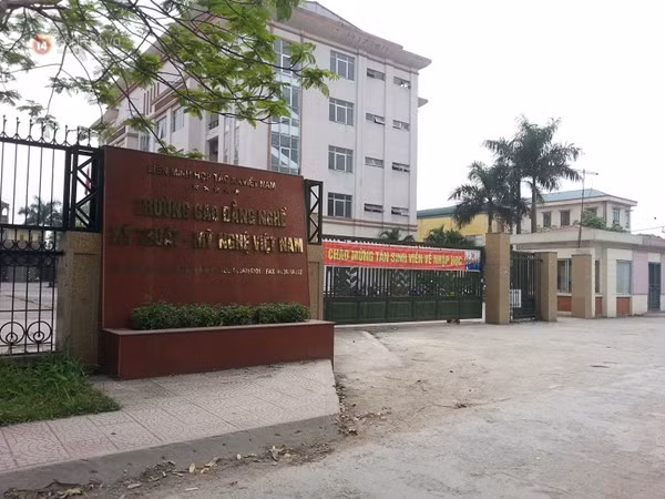 Hai hoc sinh danh thay giao dap mui ngay cong truong HN