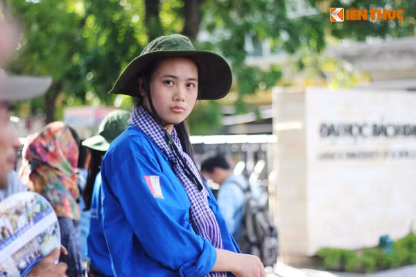Một nữ sinh viên tình nguyện có gương mặt khả ái.