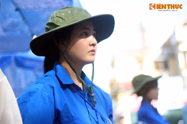 Những giọt mồ hôi lăn dài trên má nhưng các bạn vẫn tận tình giúp đỡ các thí sinh cùng người nhà tham dự kỳ thi THPT Quốc gia.