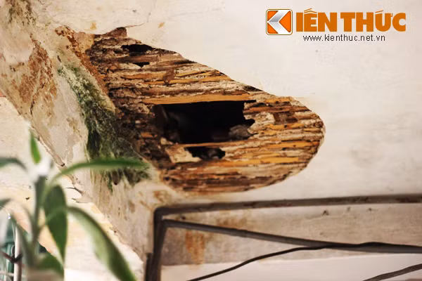 Phần mái khu hành lang tầng 4 còn bị bục và thủng lỗ rất to, lộ hẳn ra phần cốt gỗ và sắt hoen rỉ.