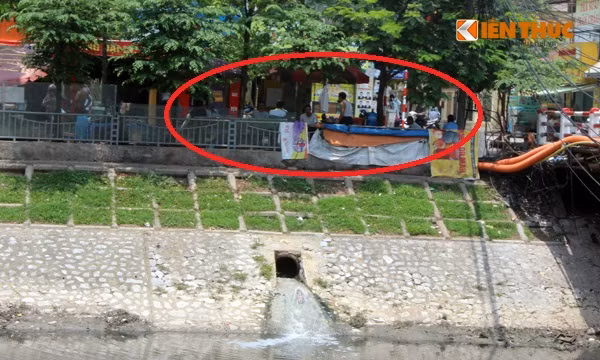 Nhiều người còn thích tụ tập ngồi uống trà đá ngay cạnh sông Tô Lịch bốc mùi hôi thối giữa cái nắng gay gắt của mùa hè. Ảnh chụp trên đường Khương Trung mới.