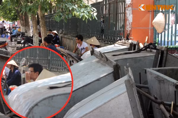 Một quán trà đá vỉa hè trên đường Nguyễn Trãi (Thanh Xuân, Hà Nội) nằm sát nơi tập kết rất nhiều xe chở rác. Dù vậy, quán luôn rất đông khách tụ tập uống nước, bất chấp mùi thối bốc lên nồng nặc từ những chiếc xe rác xếp thành hàng dài ngay bên cạnh.