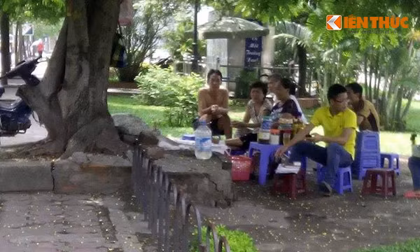Một quán trà đá cạnh một nhà vệ sinh công cộng trên đường Láng cũng thu hút nhiều người ghé qua.