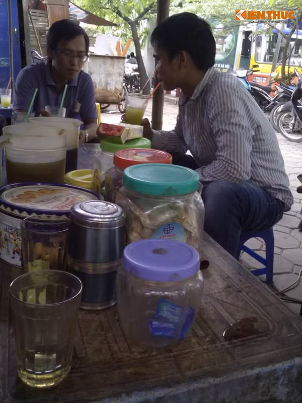 Mặc dù vậy, nhiều người coi như không có xe rác bốc mùi khó chịu gần đó, vẫn vô tư thưởng thức những cốc nước mát lạnh - một " sở thích kì dị".