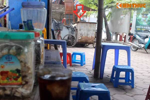 Tuy nhiên, nhiều quán nước vỉa hè không đảm bảo vệ sinh khi nằm cạnh những xe rác, đống phế thải... Ảnh chụp một quán nước vỉa hè trên đường Láng, chỉ cách chỗ để rác khoảng 5m.