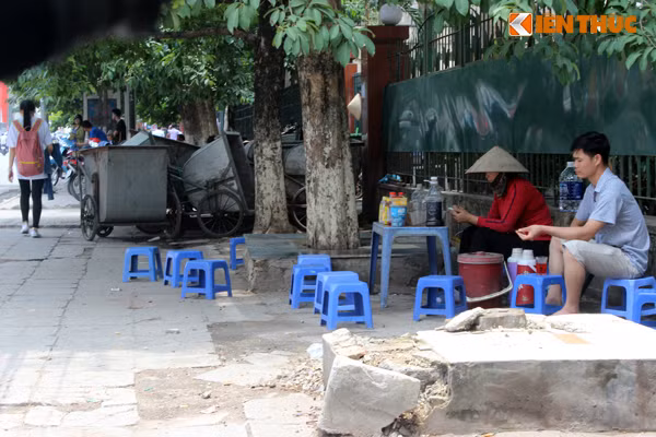 Một quán trà đá khác cũng nằm ngay cạnh chỗ tập kết xe rác.