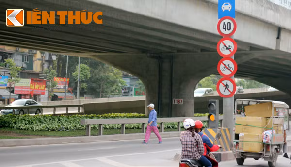 Tại mỗi điểm lên xuống của đường vành đai III trên cao (Hà Nội) đều có biển cấm người đi bộ, đi xe máy được treo rất rõ ràng. Tuy nhiên, nhiều người vẫn phớt lờ biển cấm đi và cố tình vi phạm.